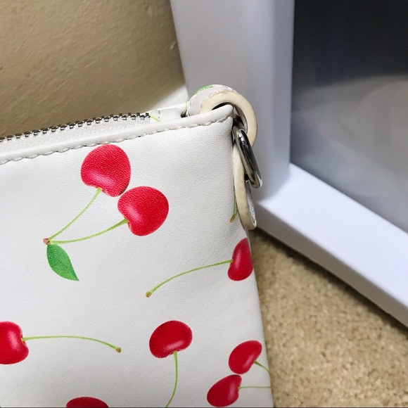 🆕🔥CC/CHARMING CHARLIE SUPER CUTE WRISTLET/MAKE UP BAG WHITE&CHERRIES NWT!! - Picture 7 of 14